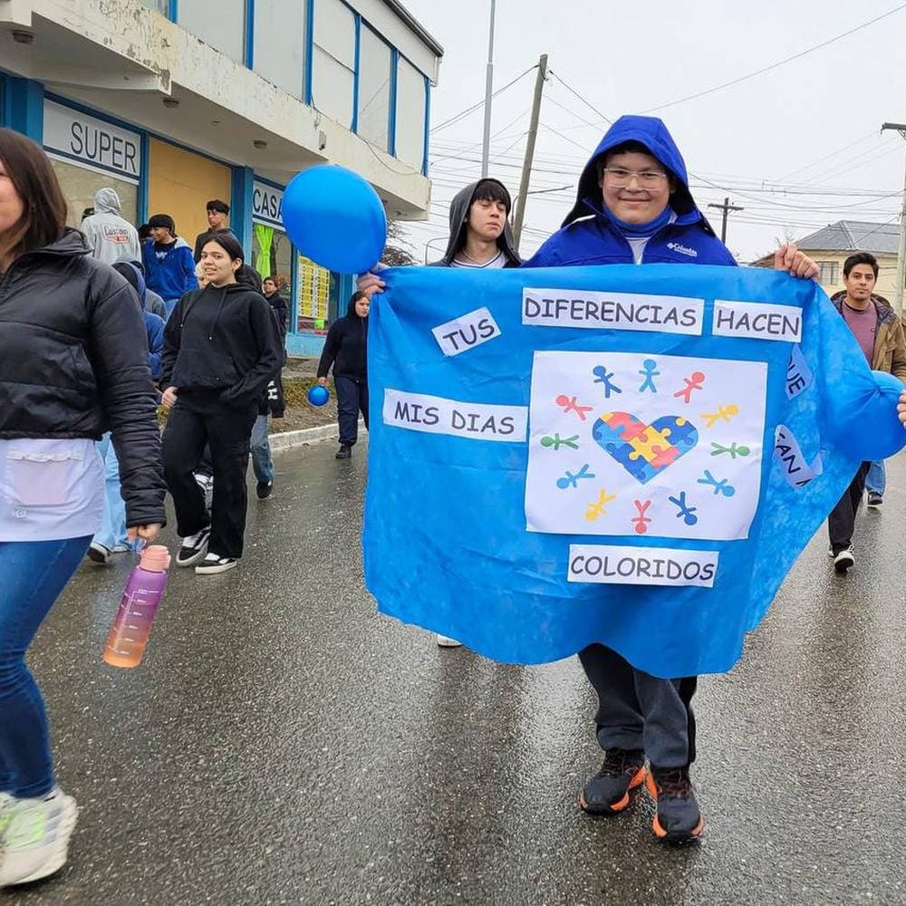 TOLHUIN SE VISTIÓ DE AZUL PARA CONCIENTIZAR SOBRE EL AUTISMO