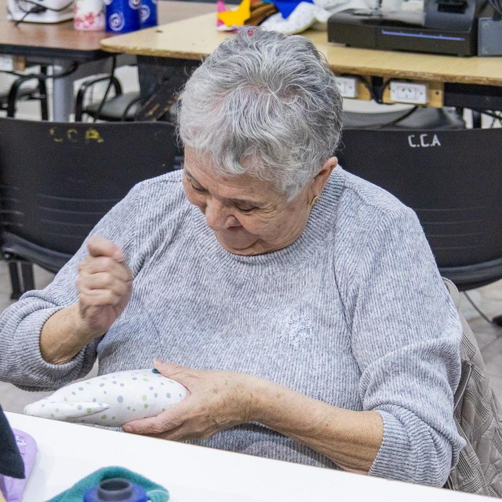 Río Grande crea muñecos solidarios para el Mes de las Infancias