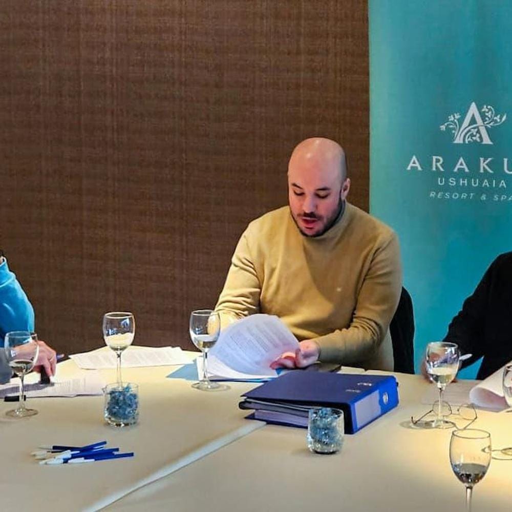 Ushuaia firma convenio con Arakur para fortalecer auxilio y seguridad