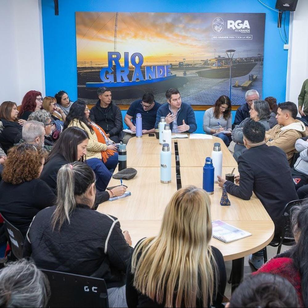 Martín Pérez lidera encuentro con vecinos de zona sur