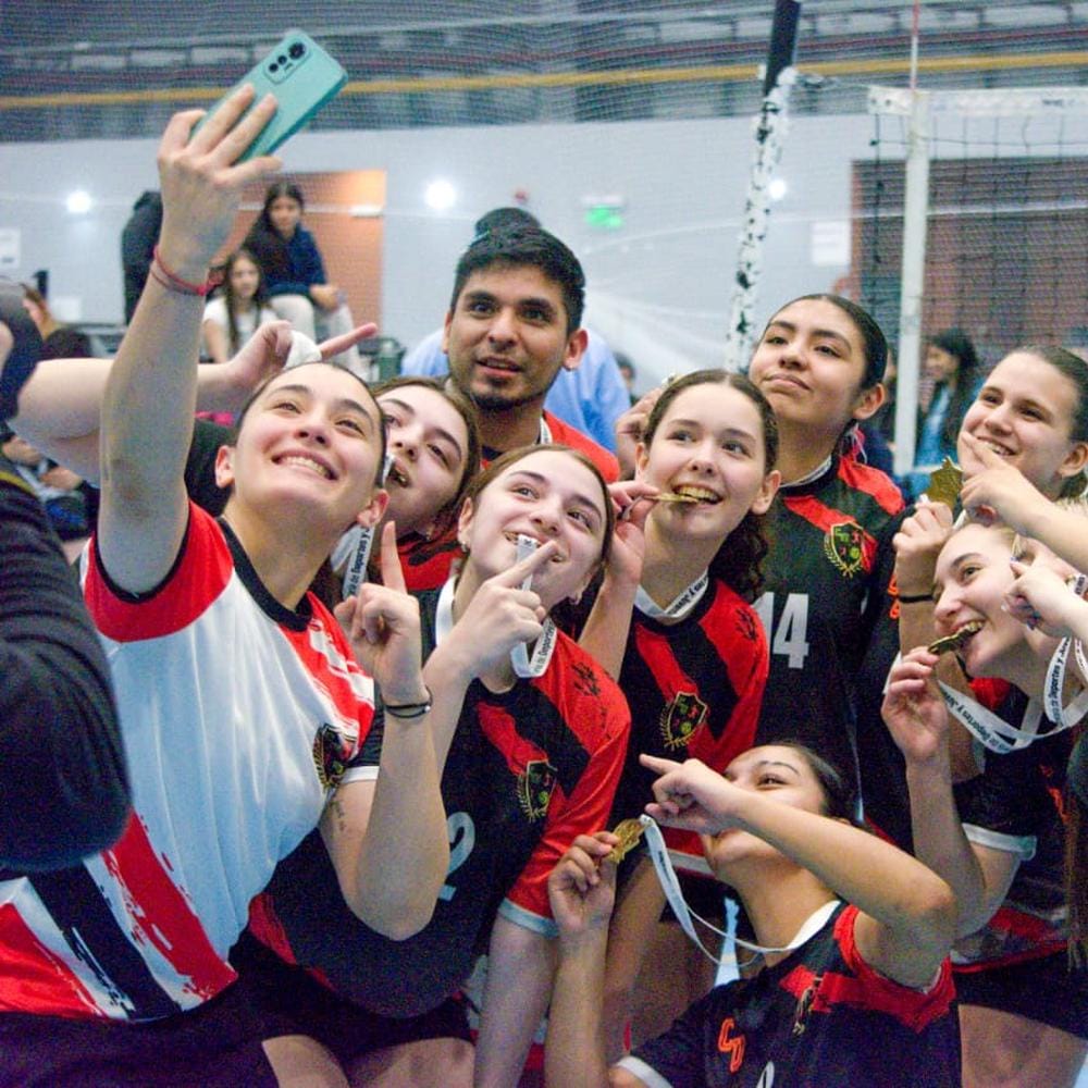 Universitario triunfa en vóley y conquista la etapa local