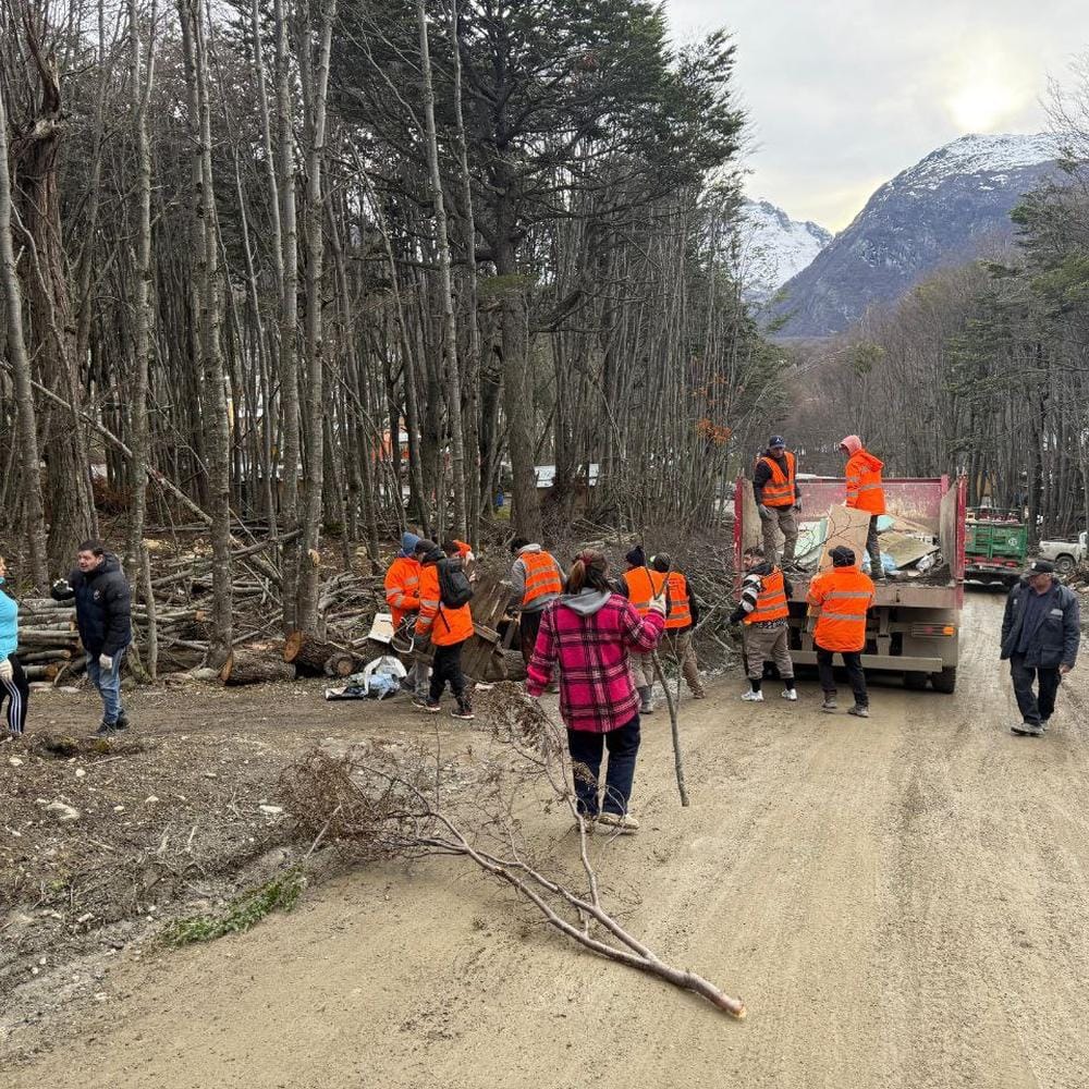 Ushuaia limpia el barrio Peniel con operativo de residuos voluminosos
