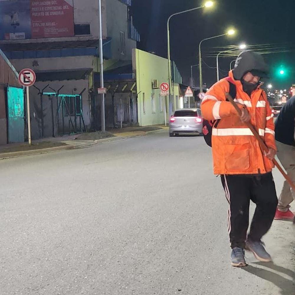 Ushuaia intensifica limpieza de calles post-invierno