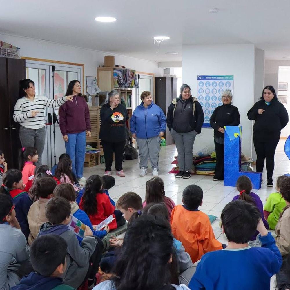 Tolhuin impulsa inclusión con taller de Lengua de Señas