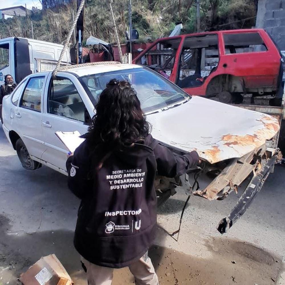 Ushuaia limpia espacios públicos retirando vehículos abandonados