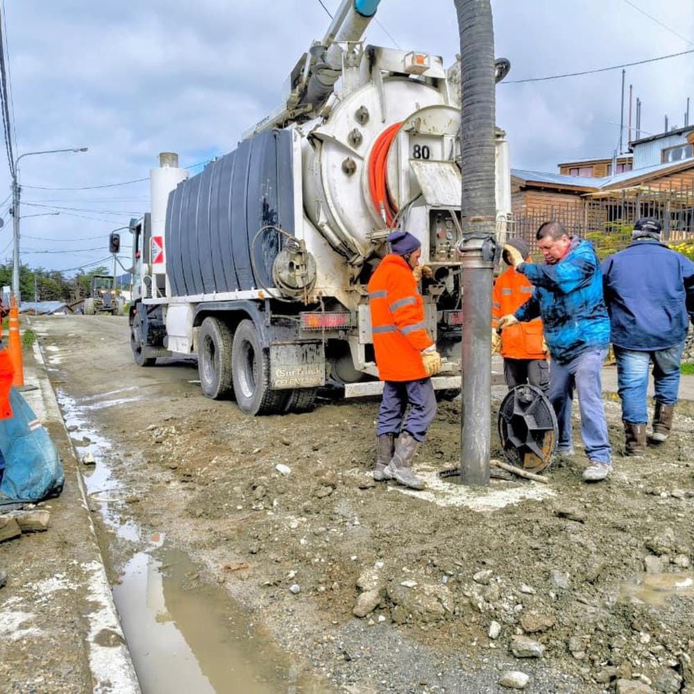 Ushuaia refuerza pluviales en barrio Kaupén para prevenir inundaciones
