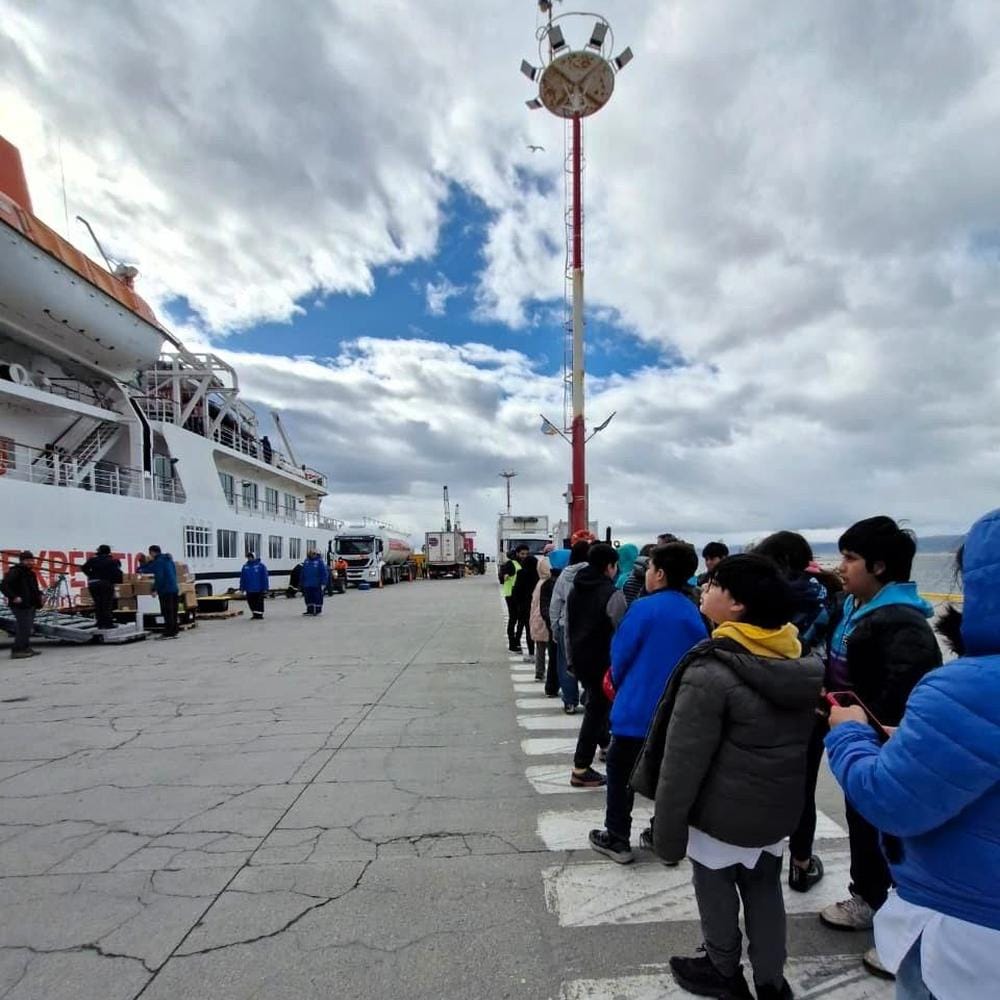 Visitas escolares a cruceros antárticos en Ushuaia