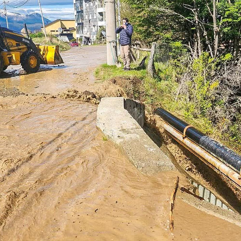 Urgente en Ushuaia: Control y maniobras por agua turbia