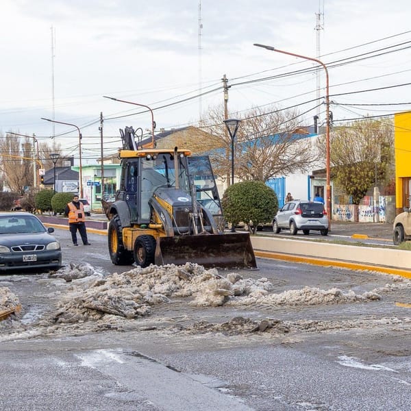 OPERATIVO INVERNAL 2025: EL MUNICIPIO REALIZA TAREAS DE LIMPIEZA DE NIEVE Y HIELO ACUMULADO