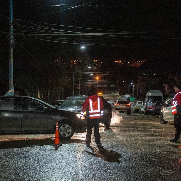 Se intervino un tramo de la avenida Alem con el despliegue de cuadrillas y maquinaria municipal
