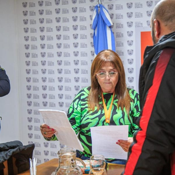 LA MINISTRA GABRIELA CASTILLO SE REUNIÓ CON VECINOS DE TOLHUIN POR LA CRISIS ENERGÉTICA
