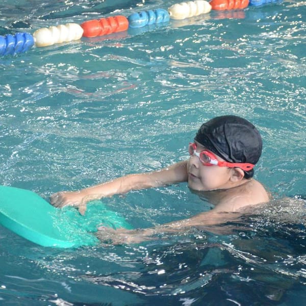 Natación infantil en Ushuaia impulsa inclusión y desarrollo
