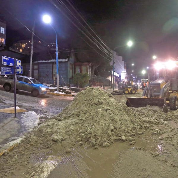 Limpieza Nocturna en Avenida Maipú: La Ciudad en Acción