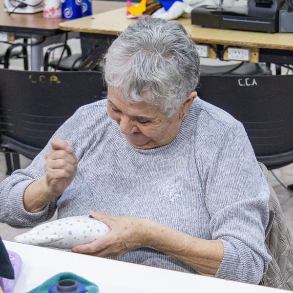 Río Grande crea muñecos solidarios para el Mes de las Infancias