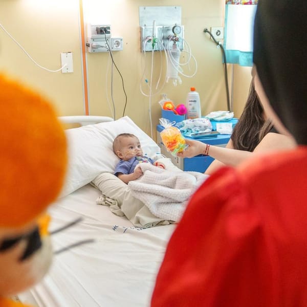 Gobierno lleva alegría a niños hospitalizados en el Día de las Infancias