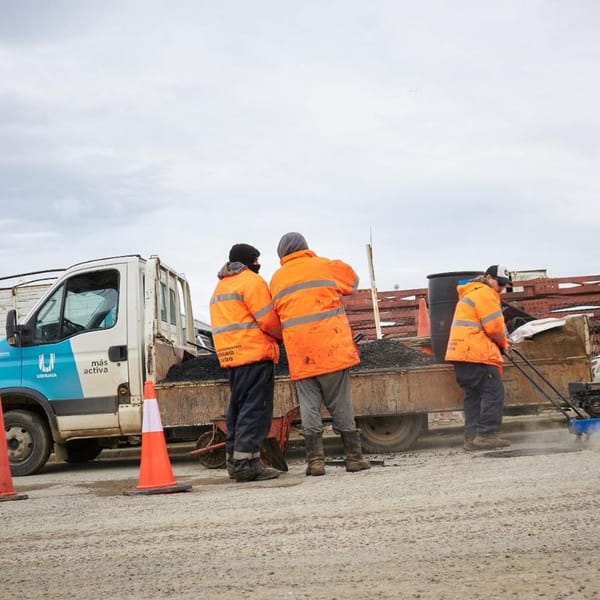 Ushuaia mejora sus calles con tareas de bacheo efectivo
