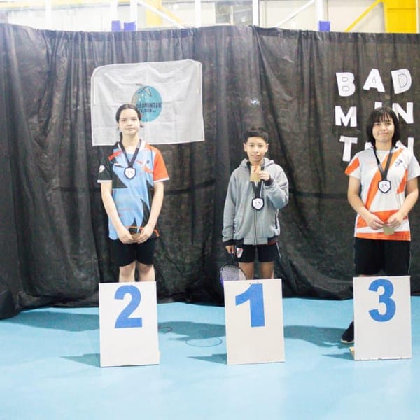 Tolhuin alzó el vuelo en el torneo local de bádminton