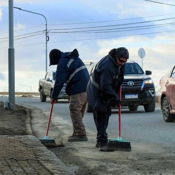 Ushuaia limpia avenida Héroes de Malvinas para mejorar la ciudad