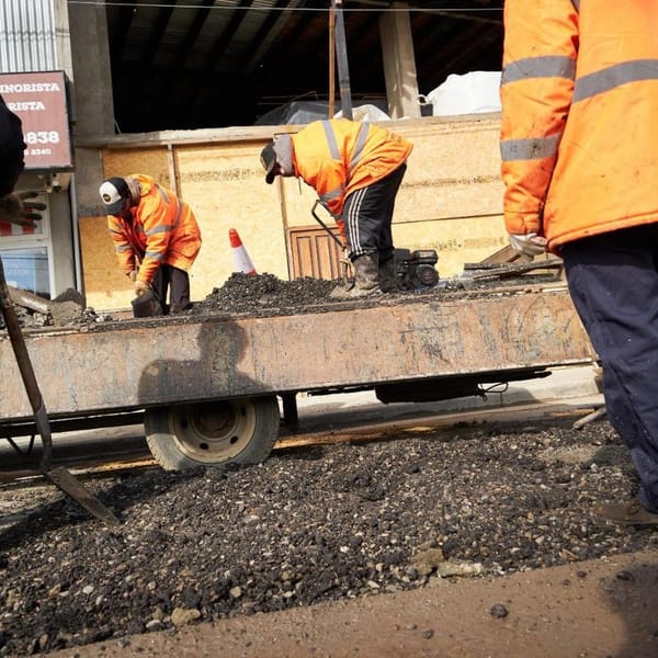 Ushuaia refuerza tareas de bacheo en calles principales