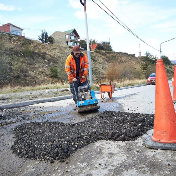 Ushuaia intensifica tareas de bacheo y reparación vial