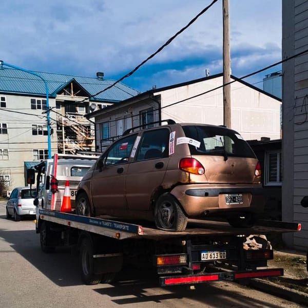 Ushuaia retira vehículos abandonados para ordenar la ciudad