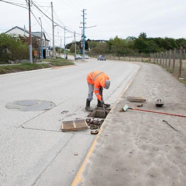 Ushuaia refuerza limpieza de alcantarillas tras intensas lluvias