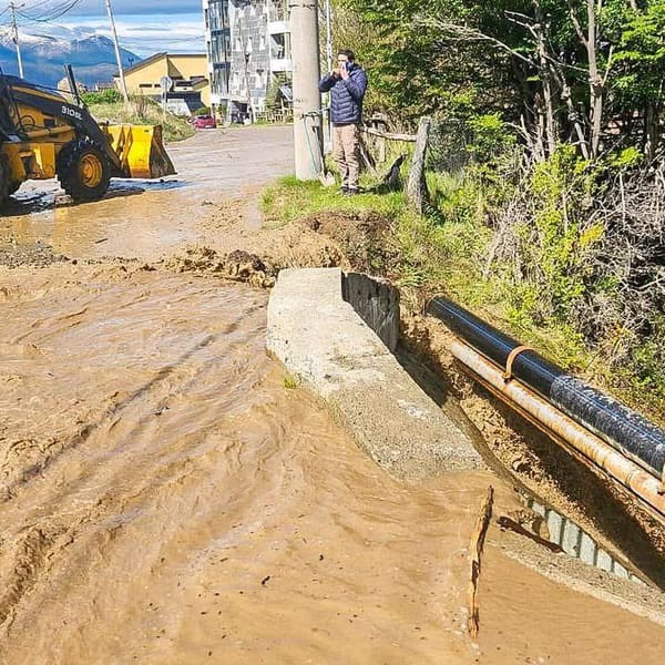 Urgente en Ushuaia: Control y maniobras por agua turbia