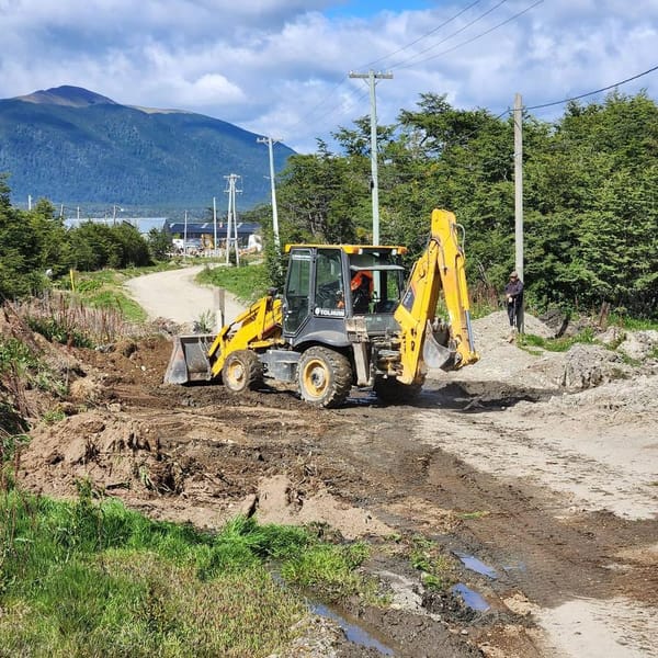 Tolhuin avanza en mantenimiento vial para mejorar la circulación